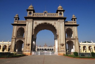 Southern India Discovery: Temples, Palaces, Beaches, Culture, Spice & Villages