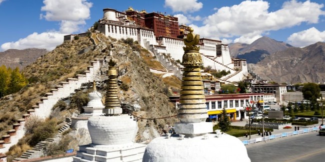 Himalayan Journey: Nepal to Tibet – Culture, Monasteries & Landscapes