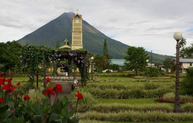 Arenal_Volcano_seen_from_La_Fortuna,_Costa_Rica