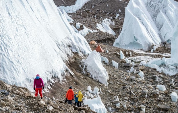 people trekking mount everest
