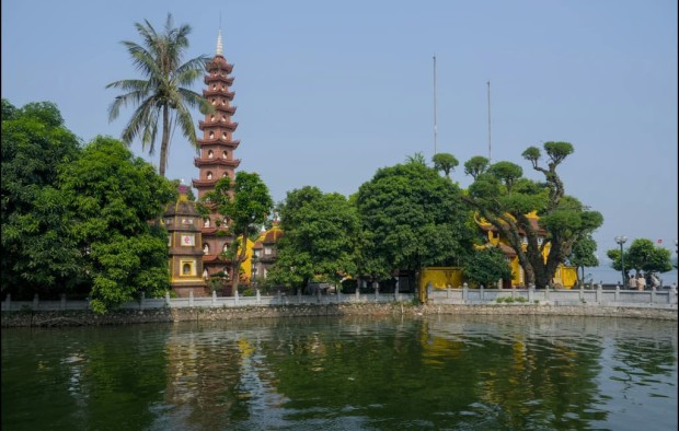tran quoc pagoda vietnam