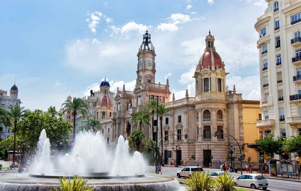 Town Hall and Square with fountain in Valencia - Lumle holidays